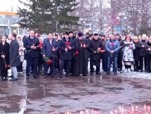 Ачинский благочинный возложил цветы в память о жертвах террористического акта в Красногорске 6