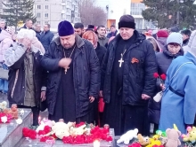 Ачинский благочинный возложил цветы в память о жертвах террористического акта в Красногорске