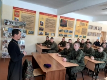 Ачинский священник поговорил с военнослужащими частей ПВО о неуставных отношениях