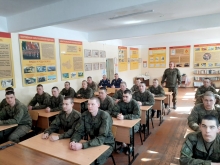 Ачинский священник поговорил с военнослужащими частей ПВО о неуставных отношениях 3