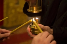В Казанский собор г. Ачинска принесён Благодатный огонь